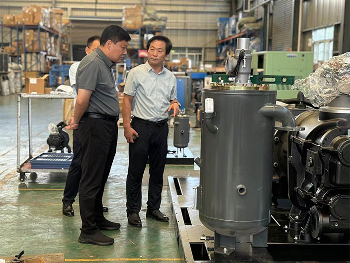 zhangtao-deputy-secretary-and-county-magistrate-of-wuzhi-country-led-the-person-in-charge-of-the-county-science-and-technology-bureau-to-visit-the-auliss-factory-for-inspection-and-guidance_4.jpg